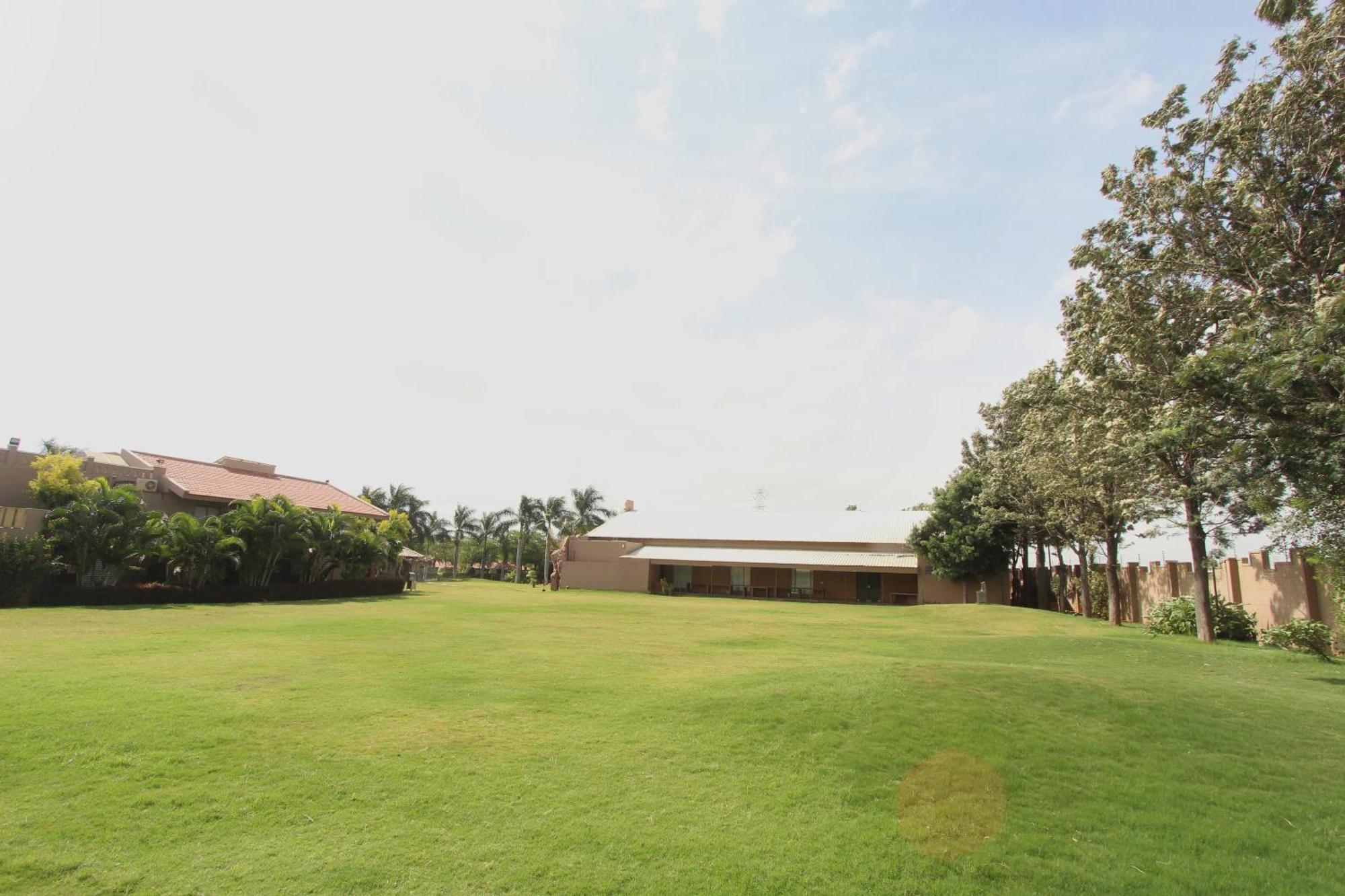 Golden Amoon Resort Narasapura Exterior foto