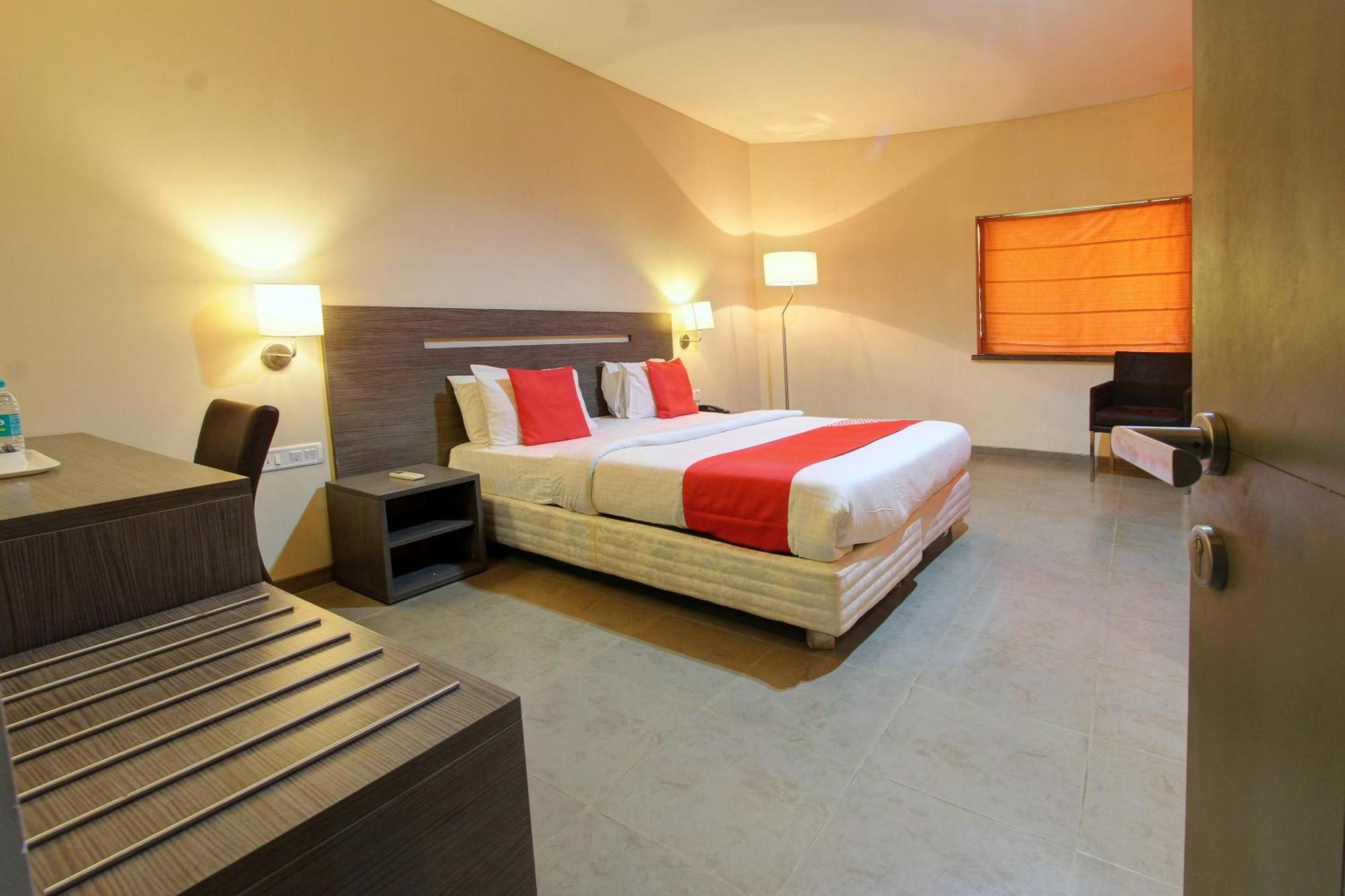 Golden Amoon Resort Narasapura Exterior foto